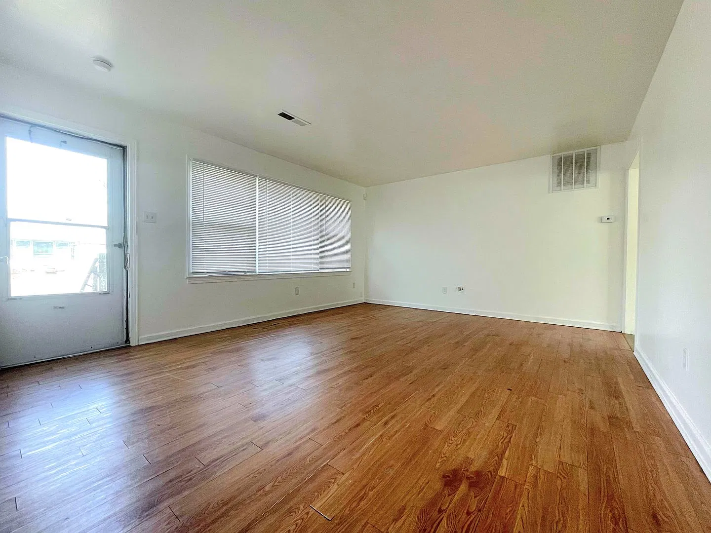 Clean 2 bedroom 1 bath home — Photo 2