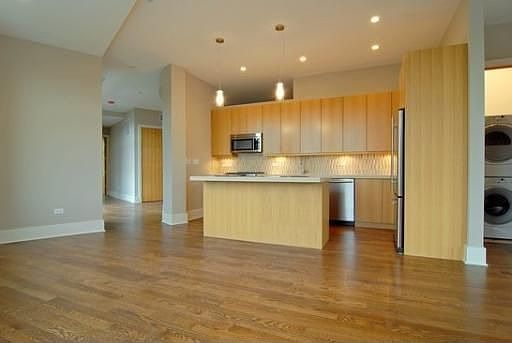 2nd image of 1740 W Cornelia Ave #201