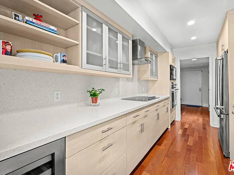 851 N Kings Rd #102 — Photo 8