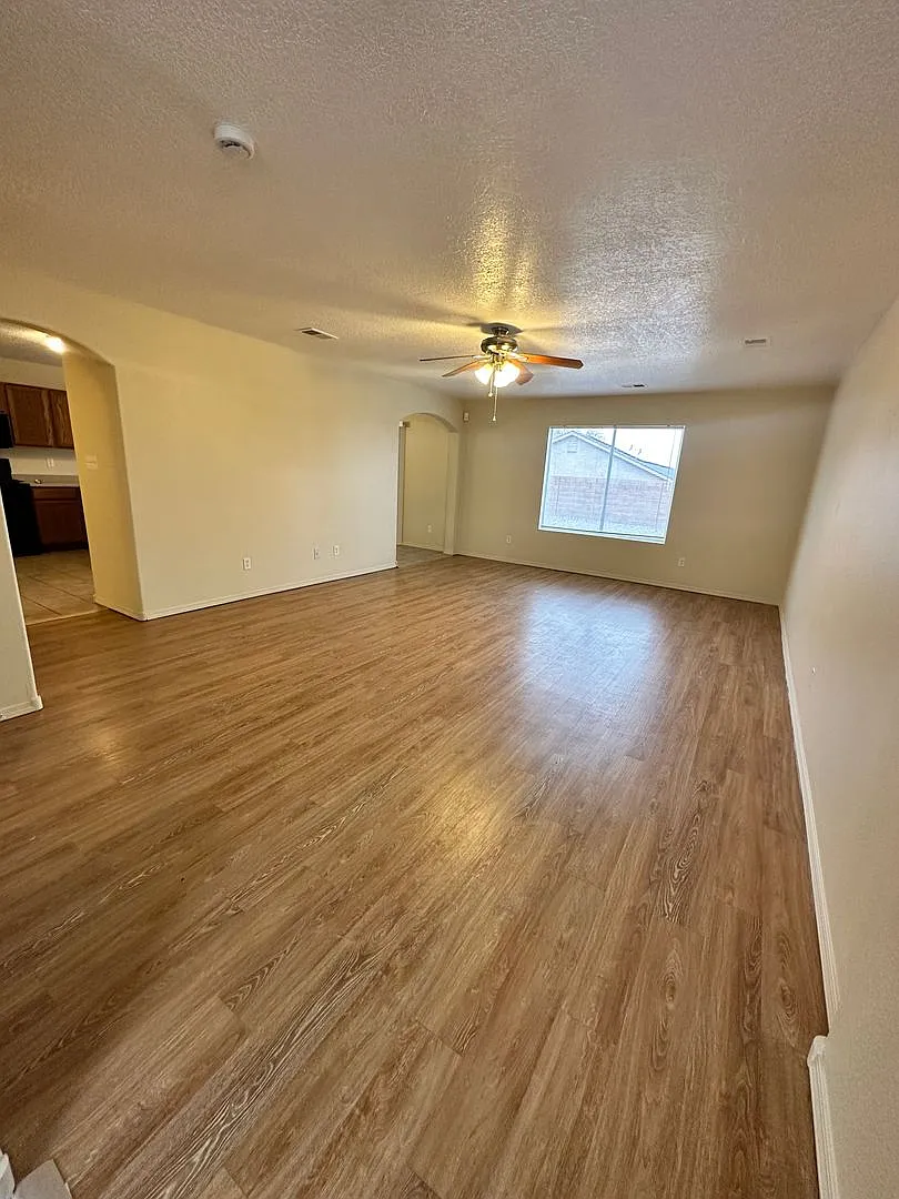 Spacious 4 bed 2.5 bath 3 car garage — Photo 2