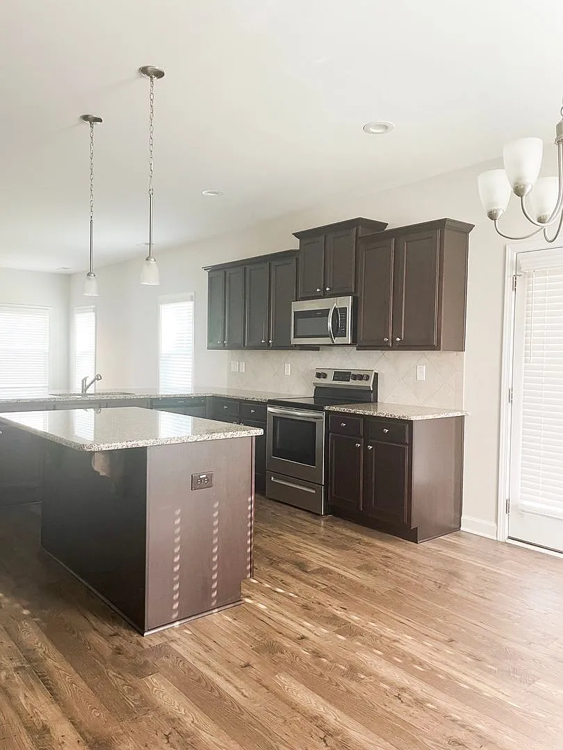 Coming Soon!! 3 Bedroom 2.5 Bathroom - Pets Okay — Photo 4