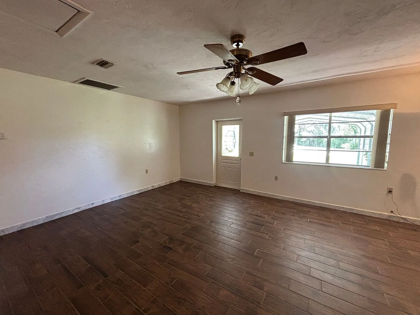 Large 2/2 in the country - No carpet — Photo 4