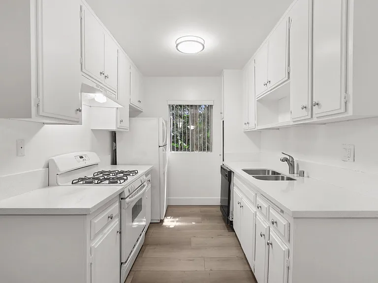 1419 S Bentley Ave #105 — Photo 3