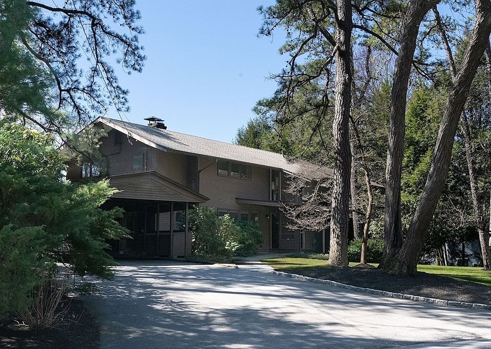 1st image of 24 Barberry Rd