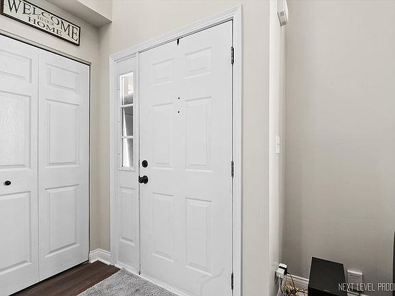 4th image of 402 E Victoria Cir