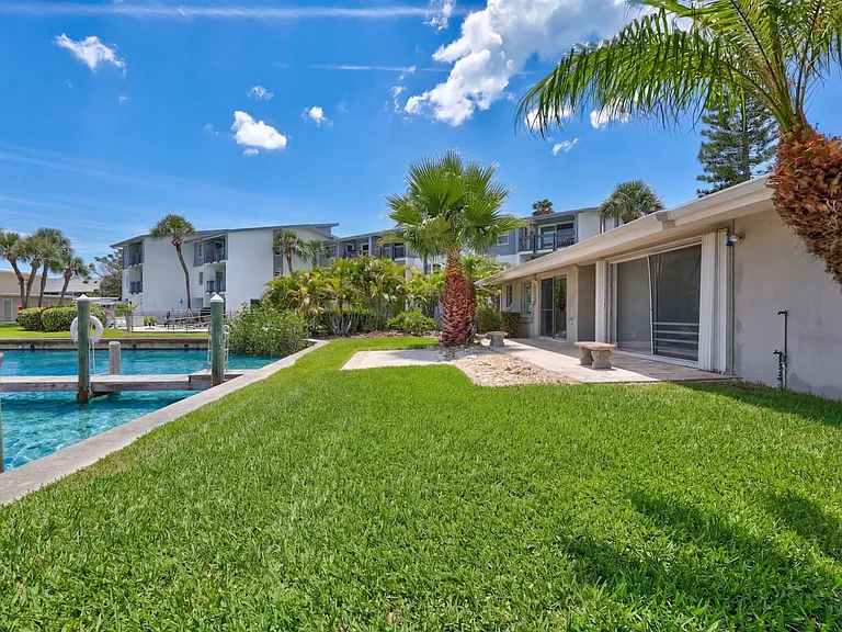 325 Capri Blvd — Photo 19