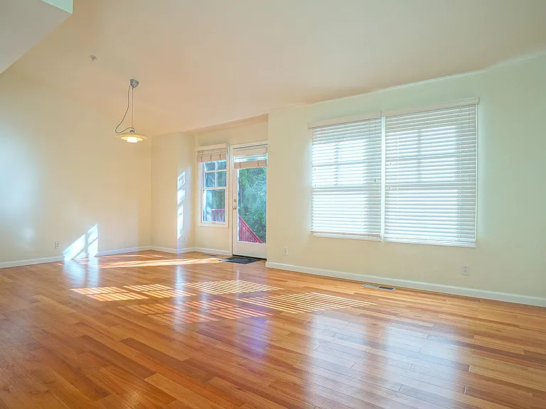 558 Driscoll Pl — Photo 6