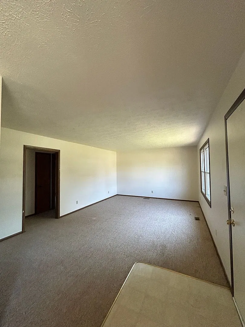 Spacious 2 Bedroom Apartment — Photo 3