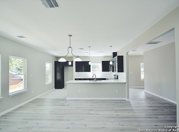 3rd image of 3402 Shady Springs Dr