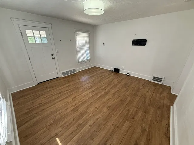 2 bed, 952 sqft, $1,200 — Photo 2