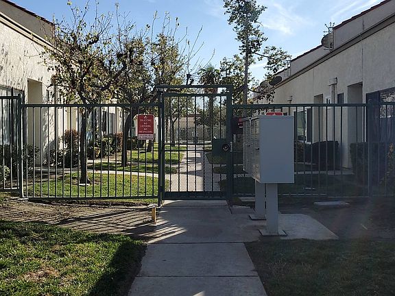 4th image of 1333 W Latham Ave