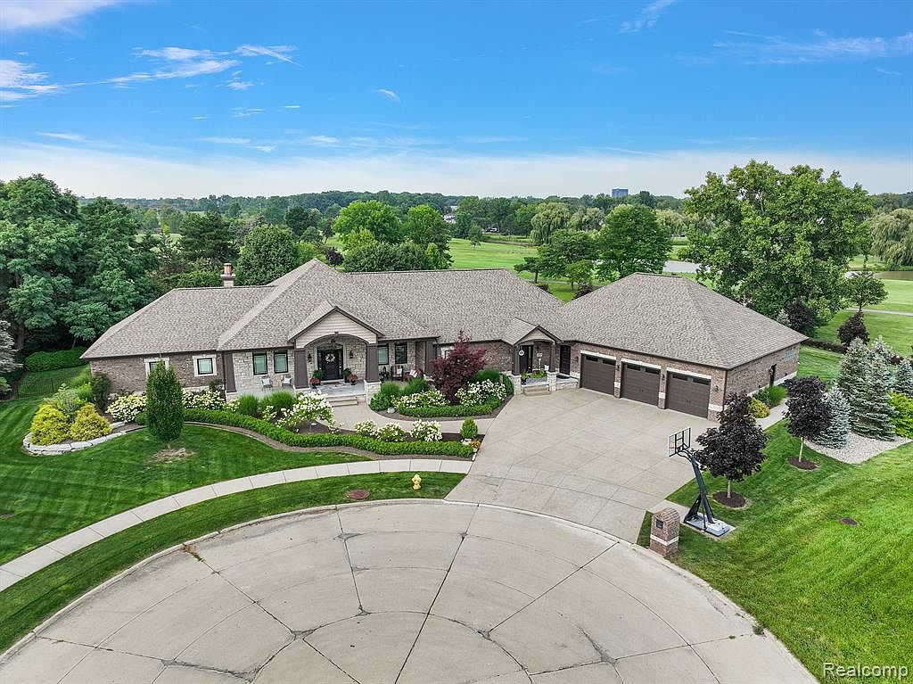 18703 Parke East Ct E, Riverview, MI 48193 MLS 20230063922 Zillow