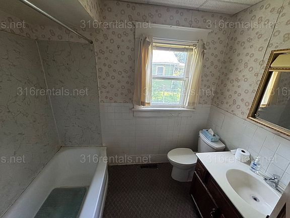 4th image of 301 Old Main St