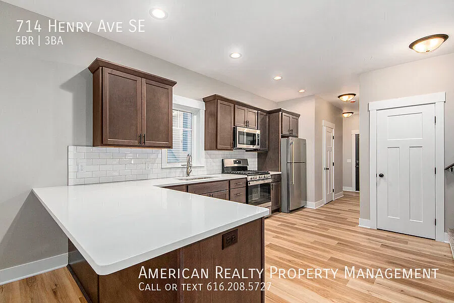 5 bed, 2.5 bath, 1800 sqft, $3,400 — Photo 3