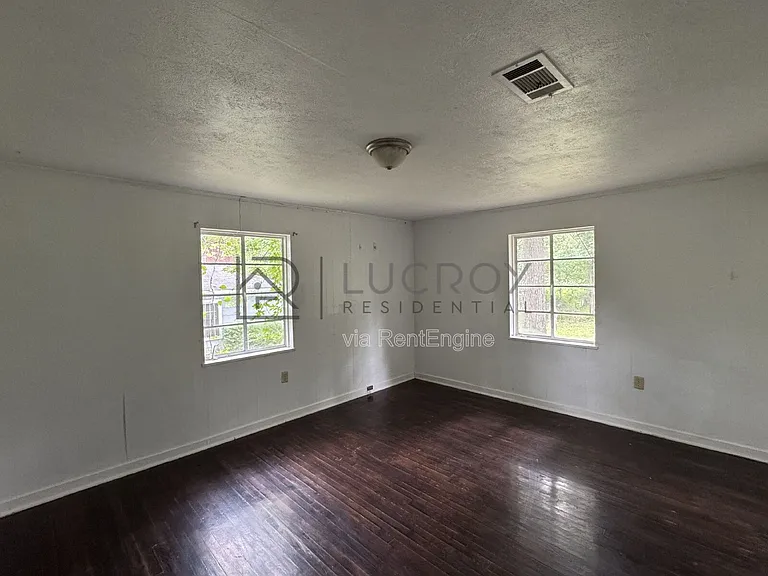 323 Colonial Dr — Photo 9
