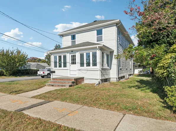 25 Roosevelt Street, Bay Shore, NY 11706