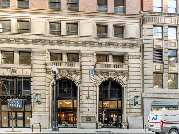 212 W Washington St APT 2009, Chicago, IL 60606
