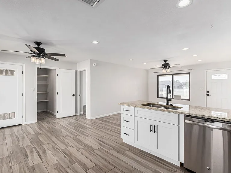 1420 N Rose St — Photo 9