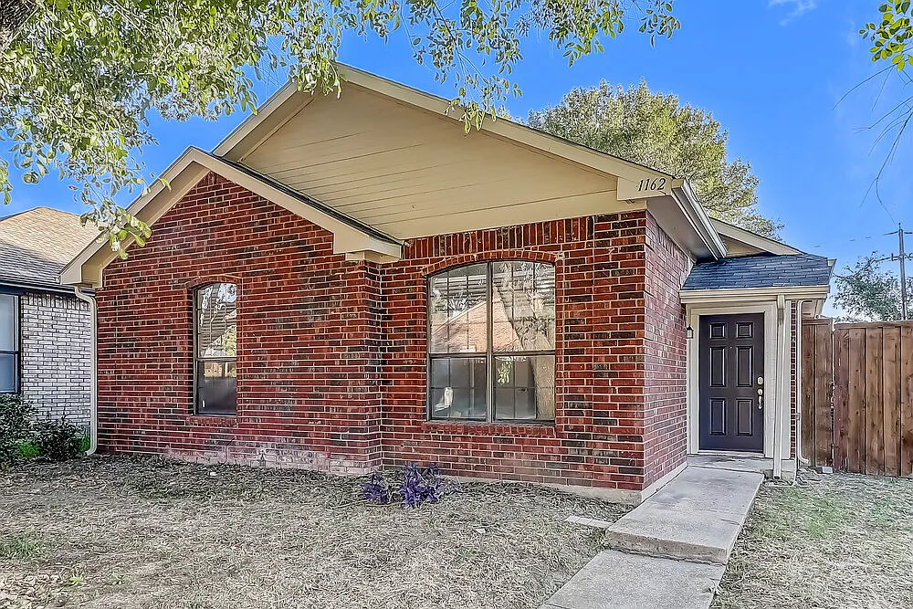3 bed, 2.0 bath, 1258 sqft, $1,970 — Photo 3