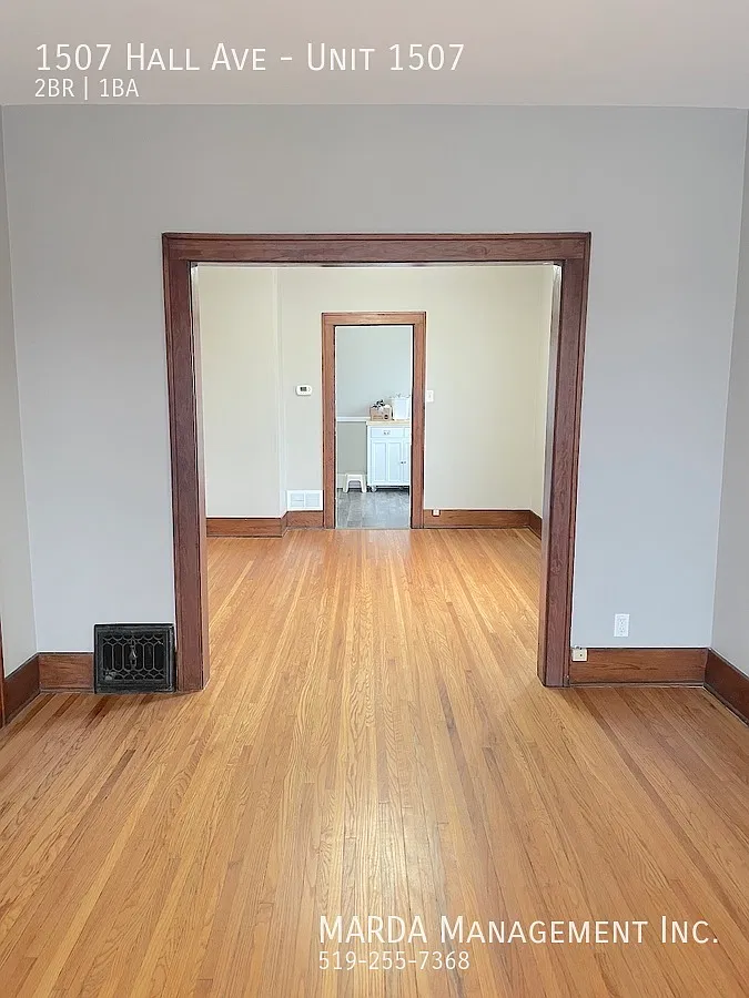 Beautiful 2 Bedroom Upper Unit In Walkerville! + Hydro & Gas — Photo 2