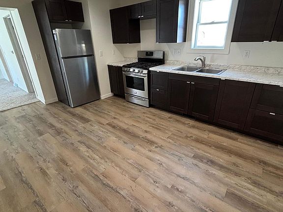 3rd image of 878 Washington St