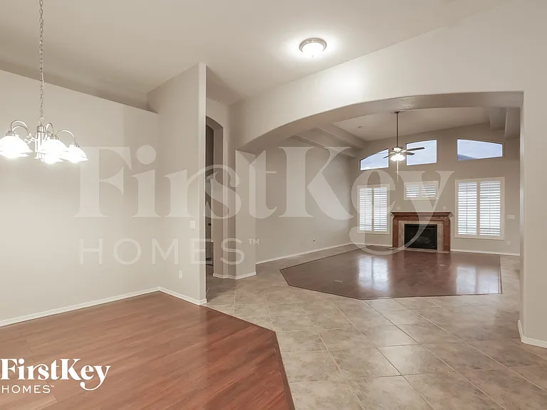 1027 W Samantha Way — Photo 3