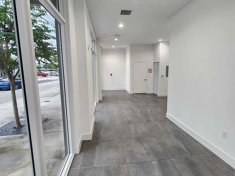 961 SW 7th St — Photo 2