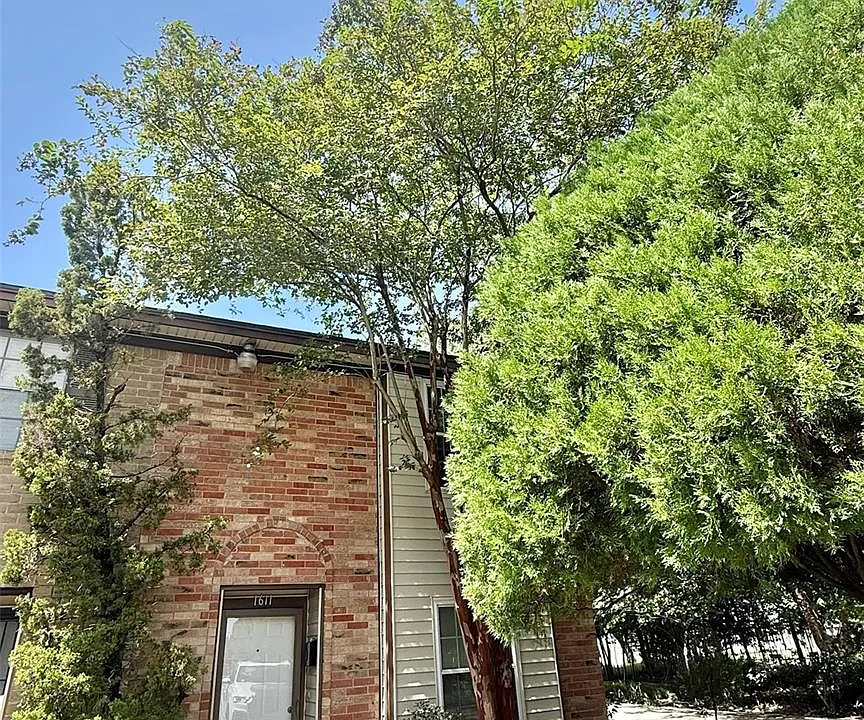 1611 Mapleton Dr