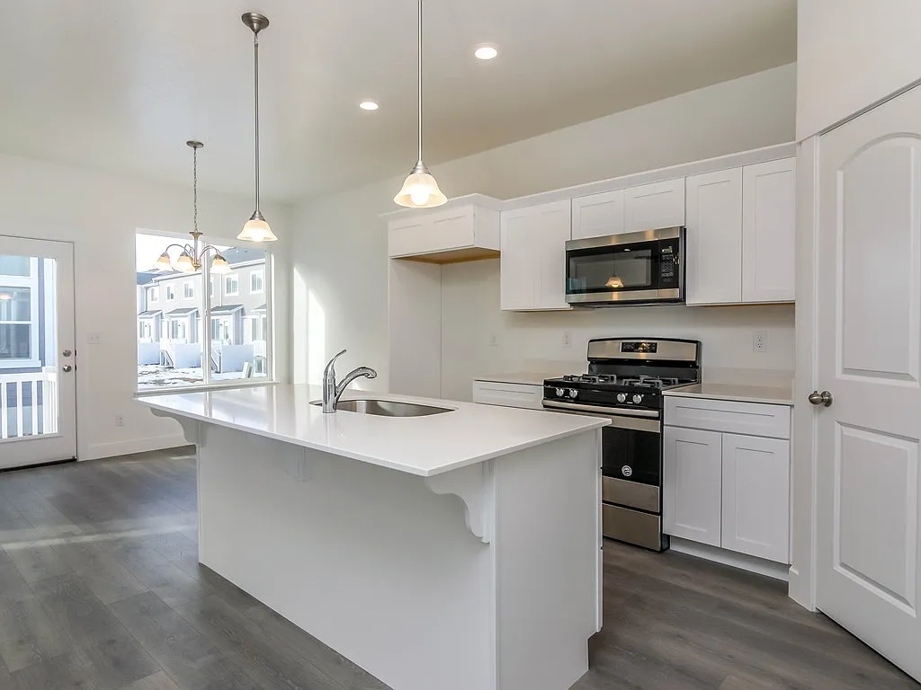 4 bed, 2.5 bath, 2337 sqft, $2,300 — Photo 2