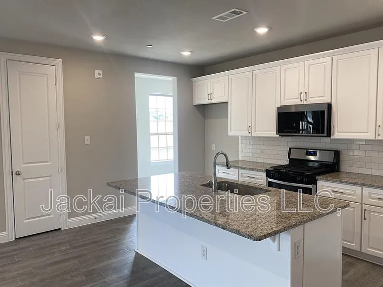 801 Ponds Edge Ln — Photo 8