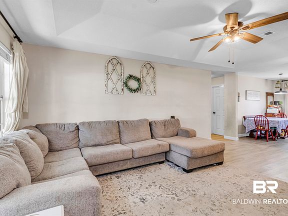 3rd image of 221 Howard Cir