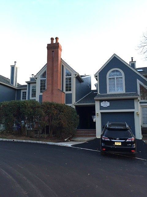 1st image of 162 Surrey Ct