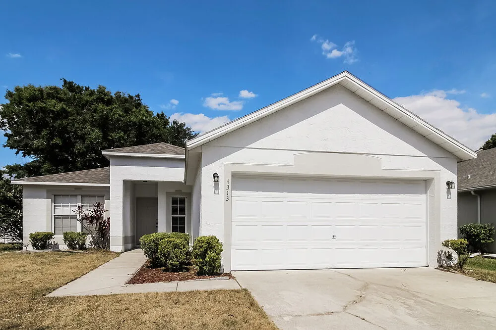3 bed, 2.0 bath, 1268 sqft, $2,170 — Photo 1