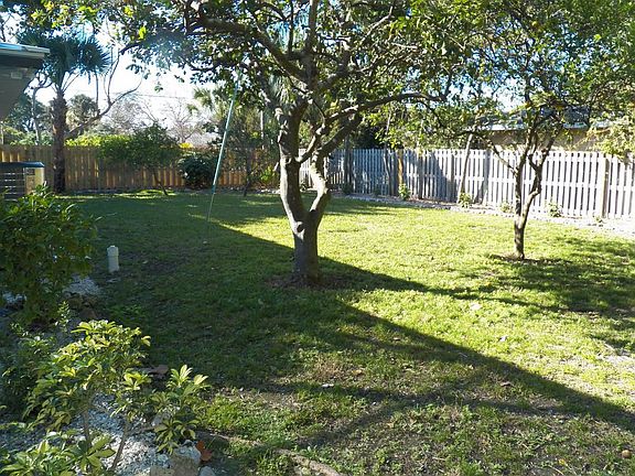 5th image of 1109 Harbor Dr S