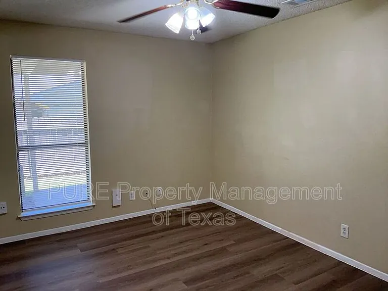 604 Country Aire Dr #B — Photo 24