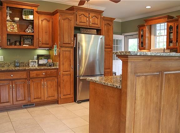 3rd image of 189 Maple Dr