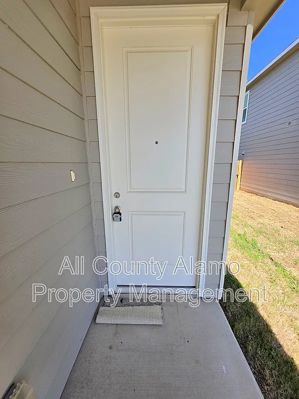 4 bed, 2.0 bath, 1400 sqft, $1,695 — Photo 3