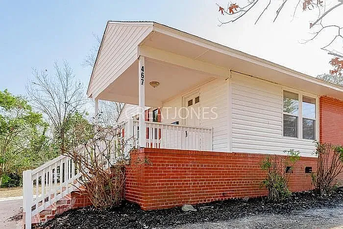 2 bed, 1.0 bath, 858 sqft, $1,225 — Photo 2