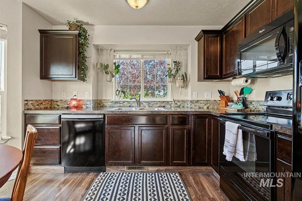 3 bed, 1176 sqft, $1,825 — Photo 3