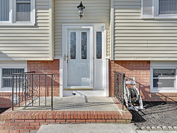 5th image of 634 Vaughn Ave