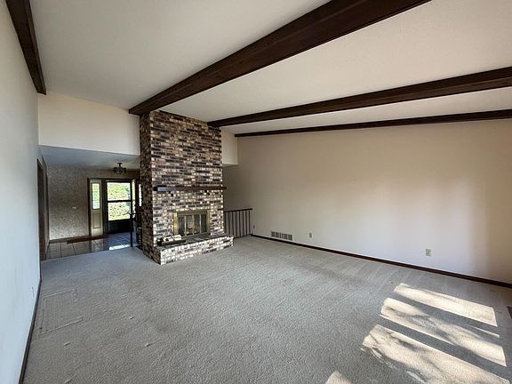 4th image of 1320 Spring Valley Rd