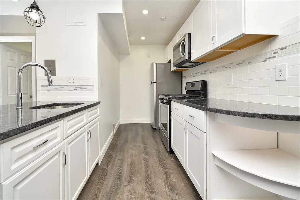 1 bed, 1.0 bath, 655 sqft, $2,300 — Photo 1