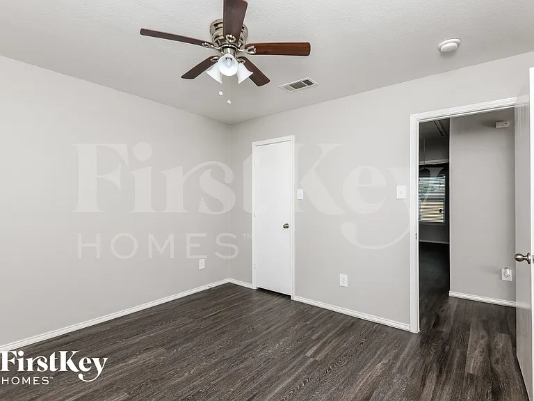 1604 Alcazar Plz — Photo 11