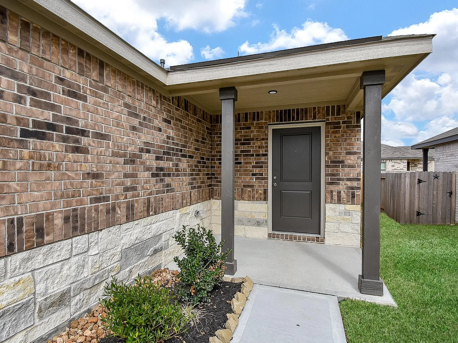 3 bed, 2.0 bath, 1402 sqft, $1,950 — Photo 3