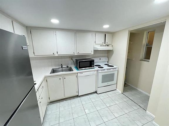 4th image of 7925 Fairview Dr APT 205
