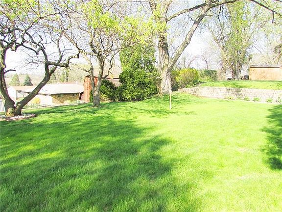 Beautiful Back Yard is Table-Top Level!