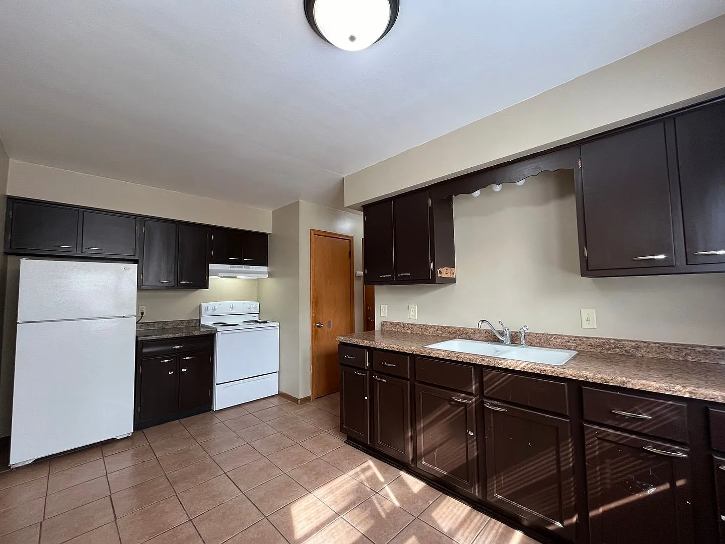 1360 Payne Ave — Photo 2