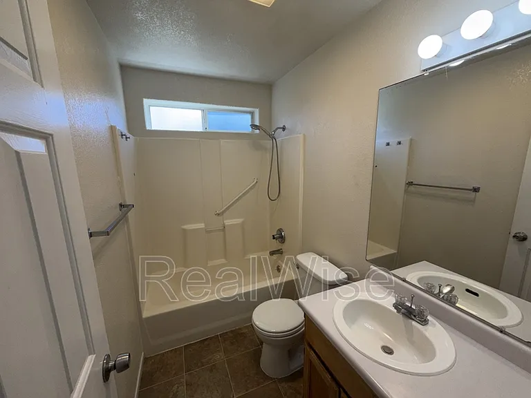 249 SW Rogue River Ave #D — Photo 24
