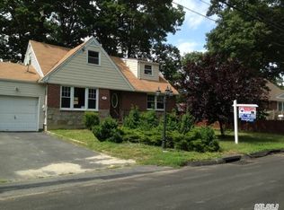 21 Longfellow Dr, Huntington Station, NY 11746