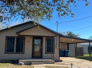 909 W Crockett, Beeville, TX 78102